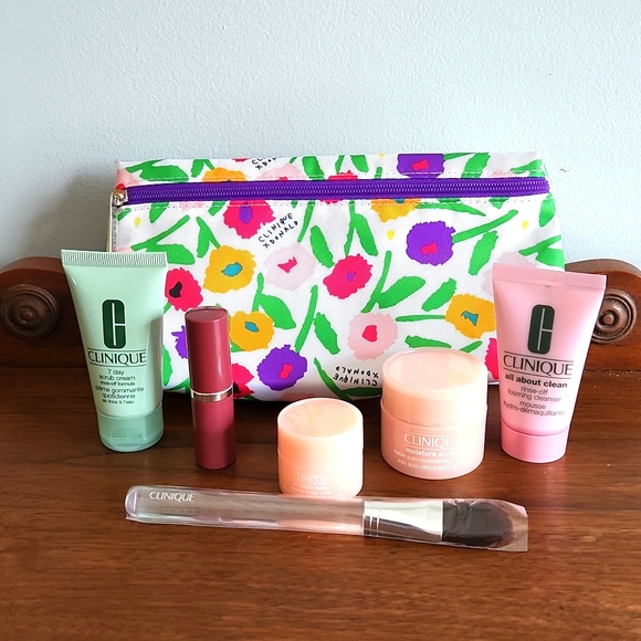 Clinique Other - Clinique Makeup Bag, Moisture Surge 1000, Lip Colour + Primer-Love Pop plus 4